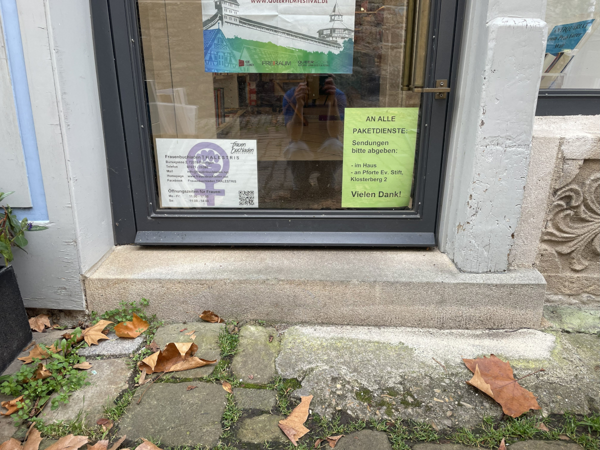 Stufe an der Eingangstür zum Laden